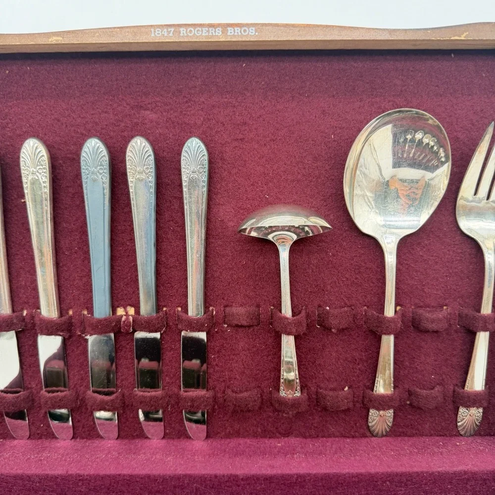 1847 Rogers Bros Adoration Silver Plate Flatware Set 50 Piece with Wood Case